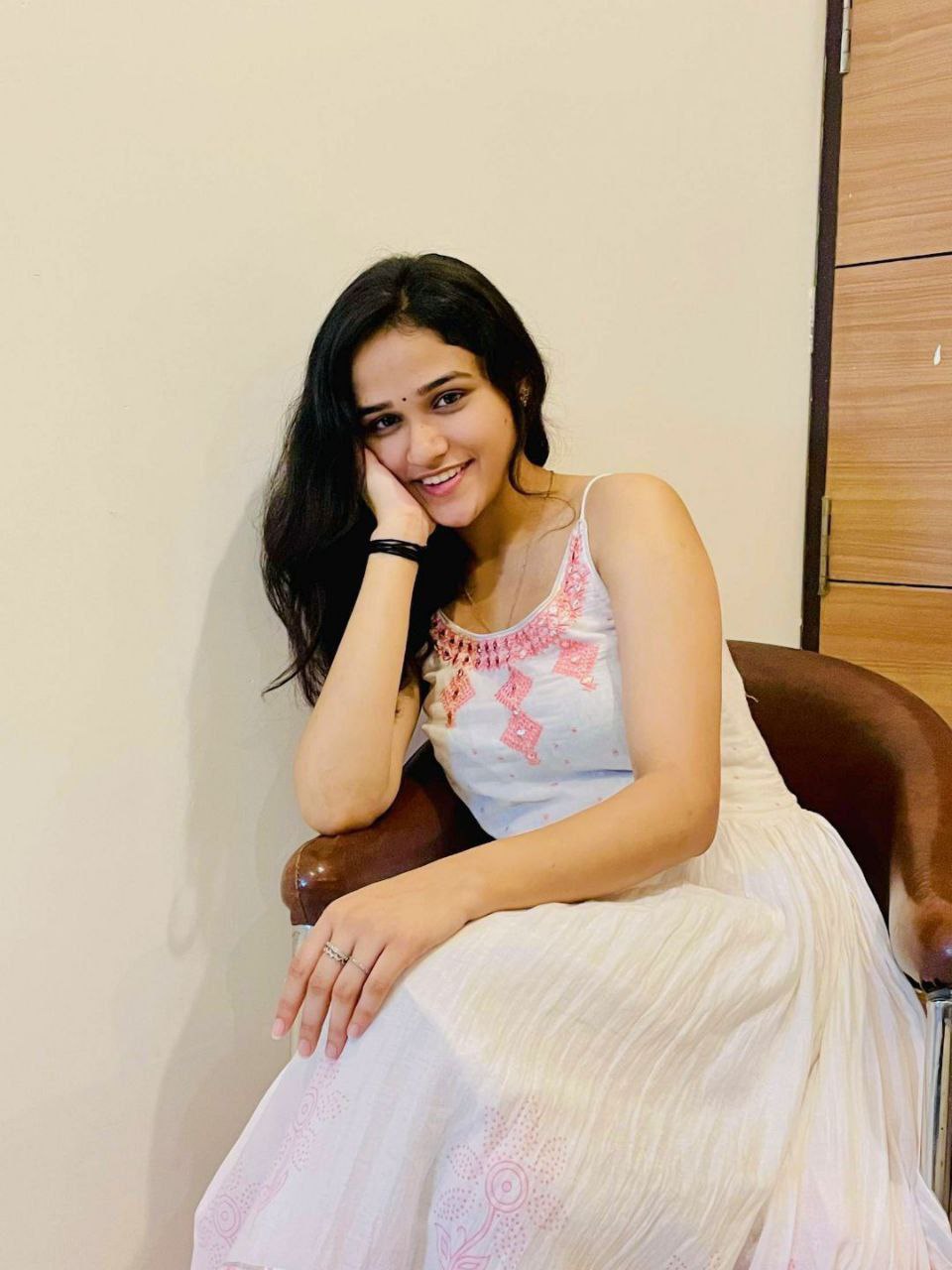 Safed Suit · Ghar Wali Muskaan
